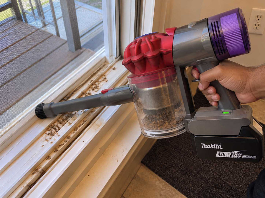 Makita 18V LXT to Dyson V7 battery adapter: In the hand